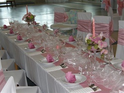 Kónická ružová sviečka - svadobný stôl.jpg