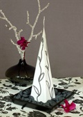 Piramídová sviečka čierno-biely dizajn.jpg